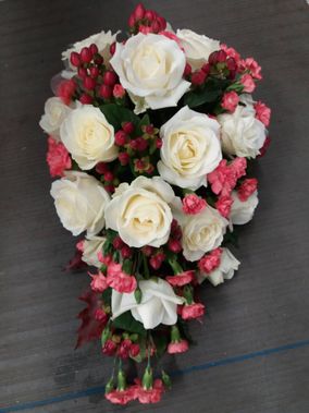 Kukkakimppu vaaleanpunaisilla ja valkoisilla kukilla