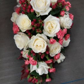 Kukkakimppu vaaleanpunaisilla ja valkoisilla kukilla