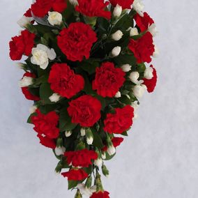 Punaisista ja valkoisista sidottu kukkakimppu